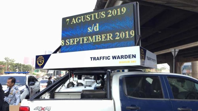 Sosialisasi ganjil genap di perempatan Fatmawati - MT Haryono. Foto: Andesta Herli/kumparan