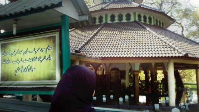 Makam Mbah Sayyid Arif Segoropuro, Kecamatan Rejoso, Kabupaten Pasuruan.