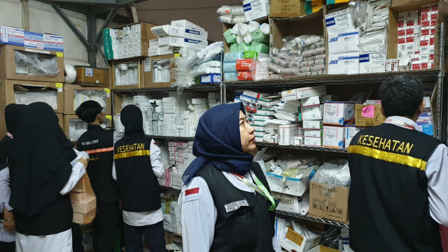 Petugas memeriksa stok obat-obatan di Klinik Kesehatan Haji Indonesia di Mina. Foto: Denny Armandhanu/kumparan