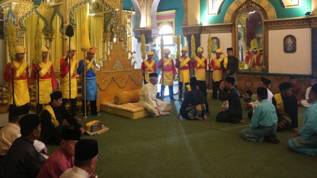 Sejumlah keluarga kesultanan Deli memberi penghormatan kepada Pemangku Kesultanan Deli, Tengku Hamdy Osman Deli Khan Al-Haj, Gelar Tengku Raja Muda Deli, pada prosesi "Menjunjung Duli" di Istana Maimun. Foto: Rahmat Utomo/kumparan