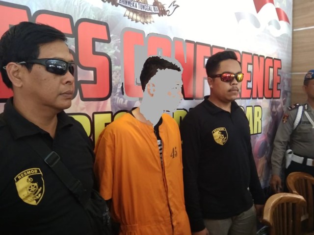Pelaku pembunuhan Putu Y saat ditunjukkan kepada wartawan, Senin (12/8) - kanalbali/KAD