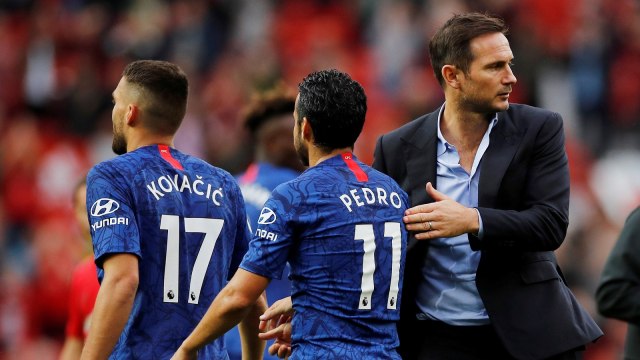 Frank Lampard menenangkan para pemainnya. Foto: REUTERS/Phil Noble