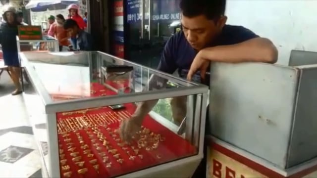 Adi, salah satu penjual emas di Kawasan Ay Patty (Foto:ambonnesia)