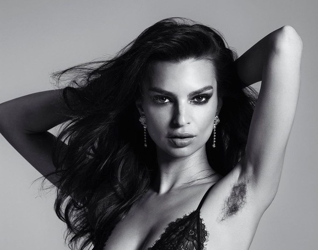 Emily Ratajowski pamerkan bulu ketiak di majalah Harper's Bazaar Amerika Serikat Foto: Harper's Bazaar