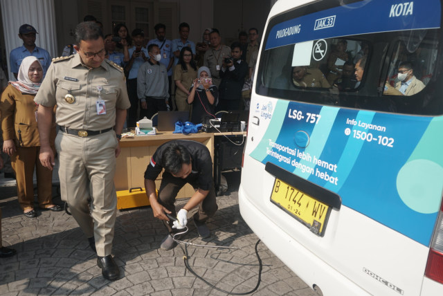 Gubernur DKI Jakarta Anies Baswedan saat melakukan pengecekan uji emisi kendaraan bermotor di Balai Kota, Jakarta, Selasa (13/8). Foto: Iqbal Firdaus/kumparan