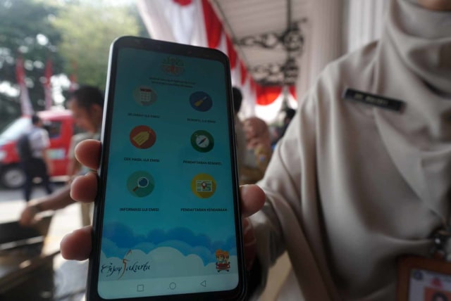 Aplikasi e-Uji Emisi kendaraan bermotor. Foto: Iqbal Firdaus/kumparan