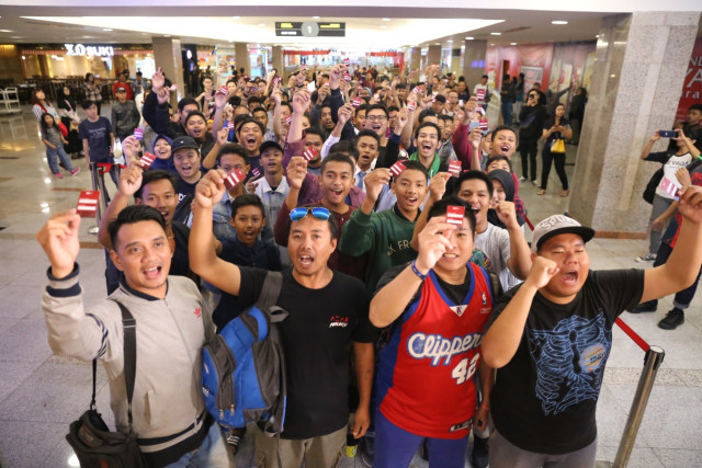 HYPE: Antrean pengunjung DBL Store untuk mendapatkan sepatu AZA6 versi Kemerdekaan telah mengular panjang mulai pukul 8 pagi kemarin (12/8).