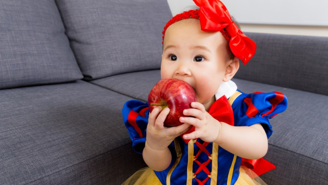 ilustrasi bayi perempuan dengan kostum putri Disney Foto: Shutterstock