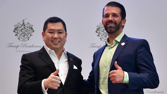 Putra sulung Presiden Amerika Serikat Donald Trump, Donald Trump Jr (kanan) selaku Executive Vice President Trump Organization berbincang dengan Chairman MNC Group Hary Tanoesoedibjo dalam pra peluncuran Trump Residences Indonesia di kantor Marketing Gallery Trump Residences Indonesia, Jakarta, Selasa (13/8). Foto: ANTARA FOTO/Sigid Kurniawan