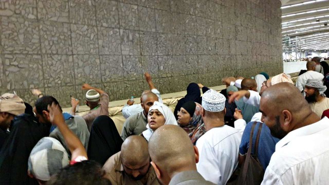 Jemaah haji jumrah di Mina, Arab Saudi. Foto: Denny Armandhanu/kumparan