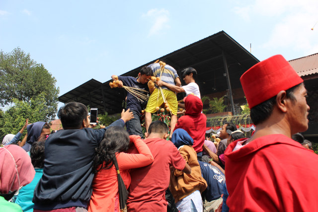 Suasana Grebeg Besar saat Gunungan diperebutkan warga. Foto: Dok. Tugu Jogja.