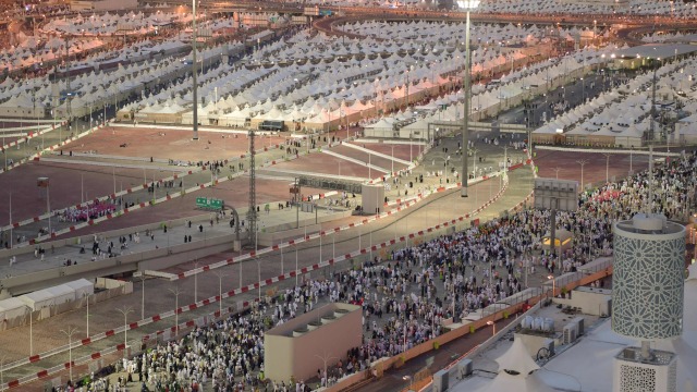 Para jamaah Muslim tiba di Mina untuk lontar jumrah. Foto: AFP