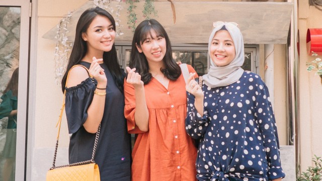 Nathania Astria, founder Backpaker Korea, bersama dengan Citra Kirana dan Natasha Rizky. Foto: dok. Nathania Astria/Backpacker Korea Photographer