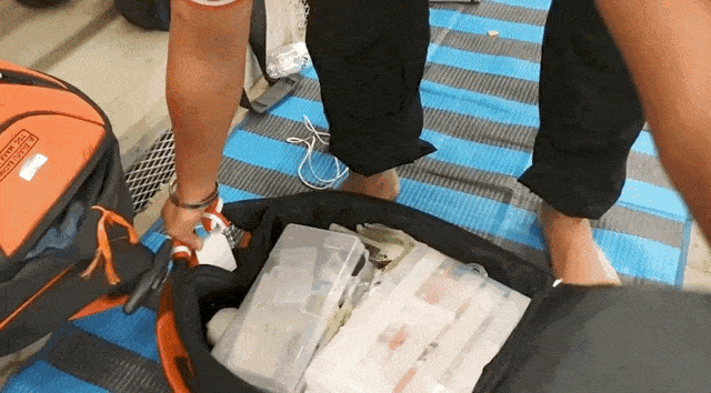 Unboxing isi tas medis TGC Penolong jamaah haji. Foto: Denny Armandhanu/kumparan