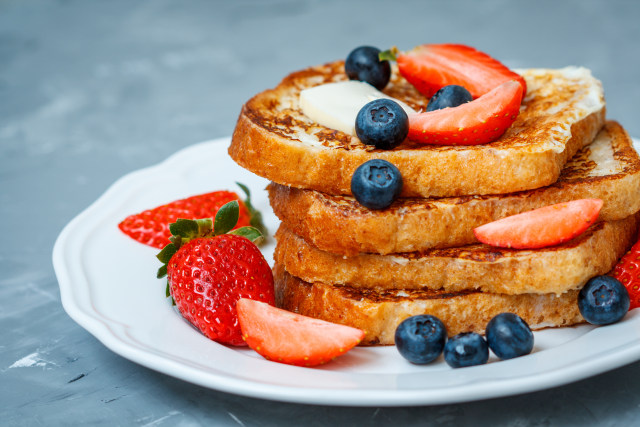 French Toast dengan Stroberi dan Blueberry yang Lezat Foto: Shutter Stock