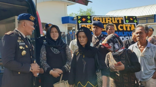 Ibu Briptu Hedar (tengah) tertunduk menerima peti jenazah putranya. Foto: Dok. Istimewa