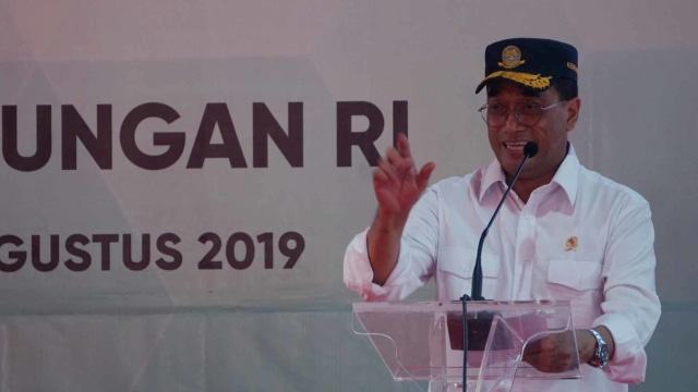 Menteri Perhubungan, Budi Karya Sumadi saat meresmikan Stasiun Metland Telaga Murni di Cibitung, Bekasi, Selasa (13/8). Foto: Fanny Kusumawardhani/kumparan