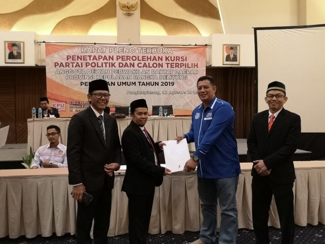 Ketuab KPU Babel menyerahkan hasil penetapan anggota DPRD Bangka Belitung terpilih 2019. (Ist)