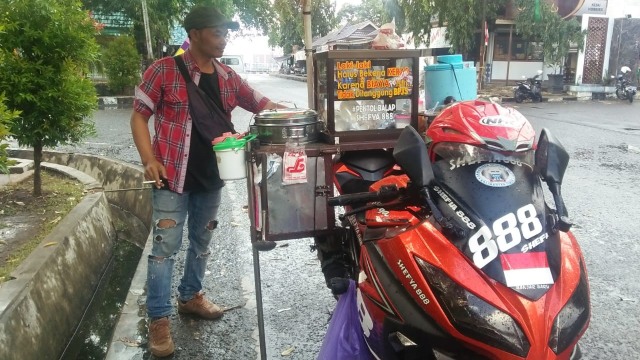 Heru Kusianto, pedagang pentol berkuah pakai sepeda motor spor Kawasai 250 CC yang mangkal di Taman Murjani, Kota Banjarbaru pada Selasa, 12 Agustus 2019. Foto: M Rahim/banjarhits.id