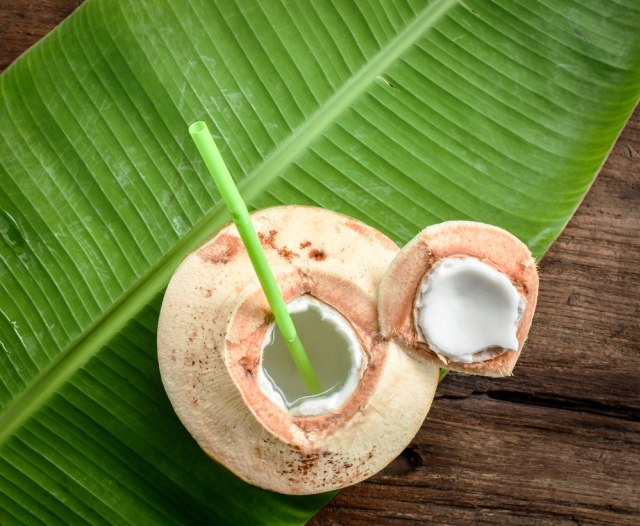 Ilustrasi minum air kelapa hijau Foto: Shutterstock