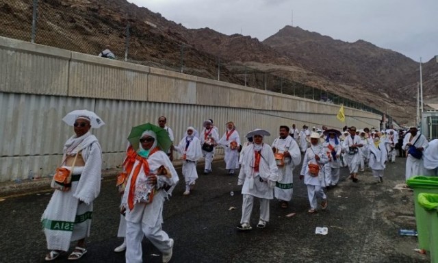 Jemaah haji asal Aceh saat bergerak menuju prosesi melontar jumrah aqabah di Mina. Foto: Dok. PPIH Aceh