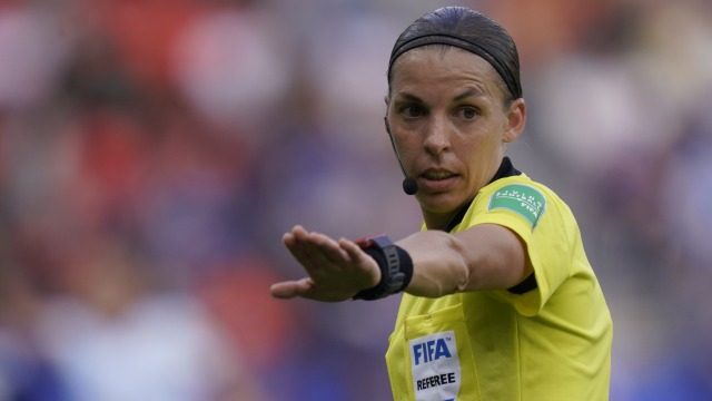 Stephanie Frappart memimpin pertandingan Piala Dunia Wanita 2019. Foto: Kenzo Tribouillard/AFP