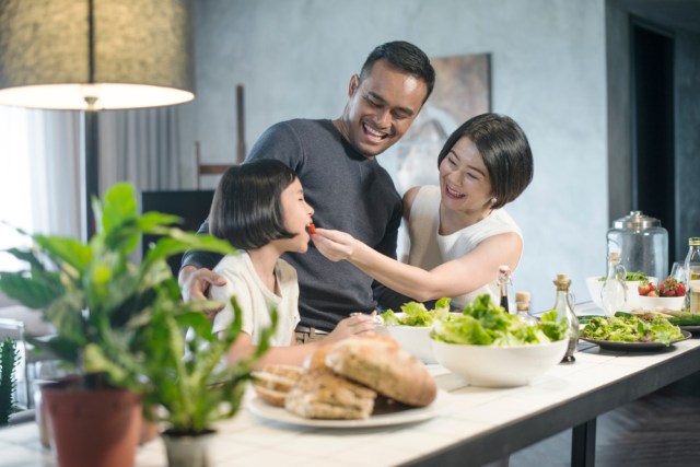 Ilustrasi melakukan kegiatan bersama keluarga. Foto: Shutterstock
