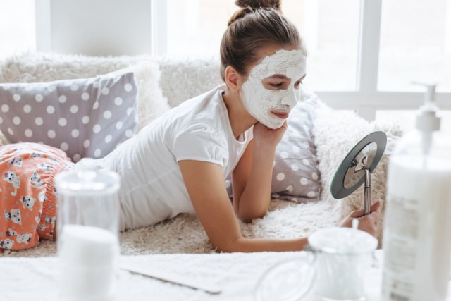 Ilustrasi perempuan pakai masker. Foto: Shutterstock
