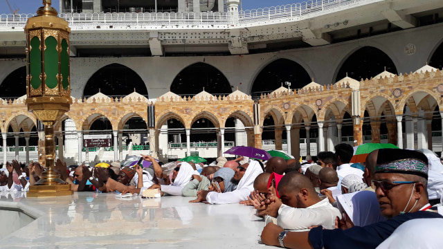 Jemaah melaksanakan tawaf terakhir dalam rangkaian haji (Tawaf al-Wadaa) mengelilingi Ka'bah di Masjidil Haram, Makkah. Foto: AFP/Abdel Ghani BASHIR