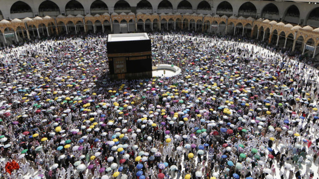 Jemaah melaksanakan tawaf terakhir dalam rangkaian haji (Tawaf al-Wadaa) mengelilingi Ka'bah di Masjidil Haram, Makkah. Foto: AFP/Abdel Ghani BASHIR