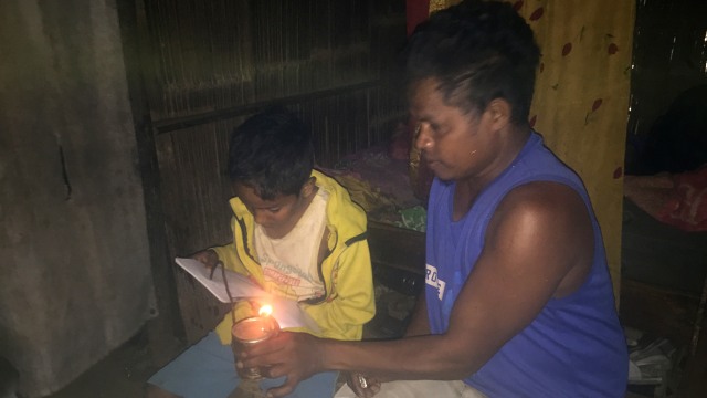 Aldino saat belajar bersama ayahnya. Foto: Moh Fajri/kumparan