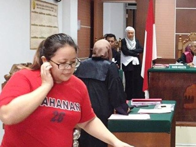 Mina, mantan karyawan Amat Tantoso usai sidang kasus penggelapan uang perusahaan Rp 30 miliar.