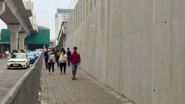Jalur pejalan kaki di Stasiun MRT Lebak Bulus. Foto: Andesta Herli Wijaya/kumparan