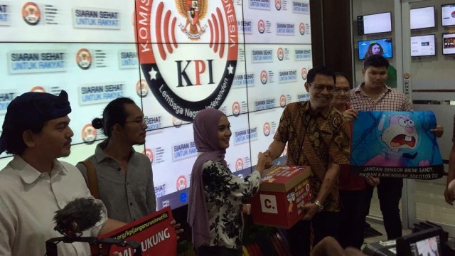 KPI terima petisi tolak awasi Netflix, yang ditandatangani 75 ribu orang, Rabu (14/8). Foto: Muhammad Darisman/kumparan