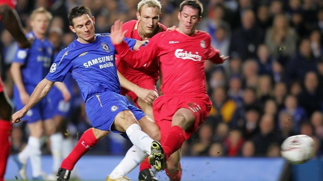 Pertandingan antara Chelsea dan Liverpool di semifinal Liga Champions 2004/2005. Foto: JOHN D MCHUGH / AFP