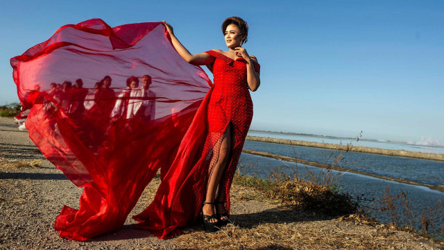 Model mengenakan busana kebaya bertema merah putih saat fashion show di tanggul Lapindo Porong, Sidoarjo, Jawa Timur, Selasa (13/8/2019). Foto: AFP/JUNI KRISWANTO