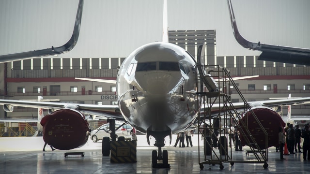 Pekerja melakukan perawatan rutin sejumlah pesawat Lion Air di hanggar Batam Aero Teknik (BAT) Lion Air Group Bandara Hang Nadim, Batam. Foto: ANTARA FOTO/M N Kanwa