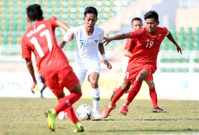Pemain timnas Indonesia Beckham Putra Nugraha (tengah) berusaha melewati pemain timnas Myanmar pada penyisihan Grup A Piala AFF U-18 2019 di Stadion Thong Nhat, Ho Chi Minh, Vietnam. Foto: ANTARA FOTO/Yusran Uccang