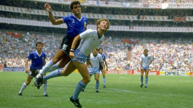 Pemain timnas Argentina José Luis Brown (kiri) berebut bola dengan pemain timnas Inggris perempat final Piala Dunia 1986 di Stadion Azteca di Meksiko. Foto: Getty Images/Mike King / Allsport