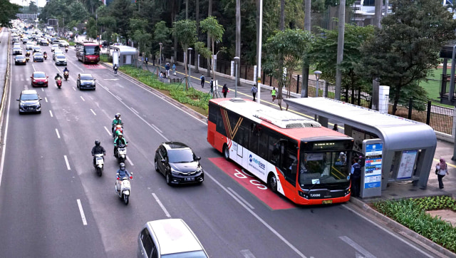 Bus Transjakarta saat berada di Halte Gelora Bung Karno, Jakarta. Foto: Nugroho Sejati/kumparan