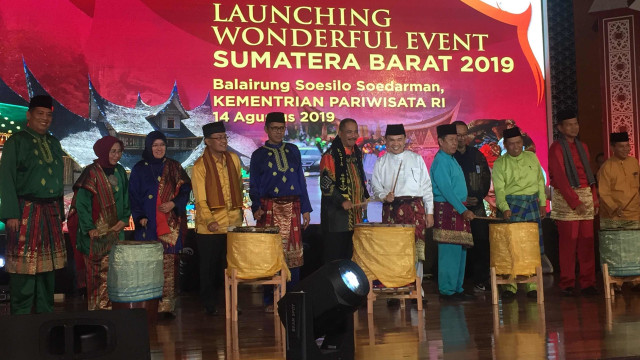 Menteri Pariwisata Arief Yahya meresmikan Calender of Event Sumatera Barat 2019. Foto: Selfy Momongan/kumparan