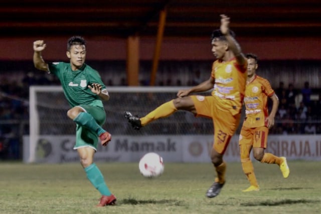 Pemain Persiraja, Assanur Rijal (orange) dalam laga Persiraja Vs PSMS Medan di Lapangan H Dimurthala, Banda Aceh. Foto: Suparta/acehkini 