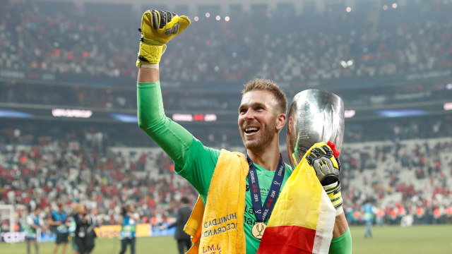 Kiper Adrian merayakan kesuksesan Liverpool menjuarai Piala Super Eropa. Foto: Murad Sezer/Reuters