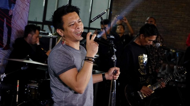 Penampilan personel NOAH, Ariel, saat media gathering sekaligus launching album "Keterkaitan Keterikatan", di Kebayoran Baru, Jakarta, Rabu, (14/8). Foto: Ronny