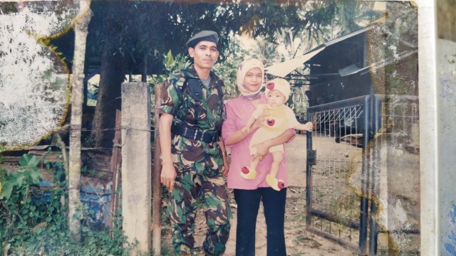 Irwansyah bersama istrinya, (alm) Devi Yanti, beberapa bulan setelah Khaled lahir. Foto repro: acehkini/dok. Irwansyah. 