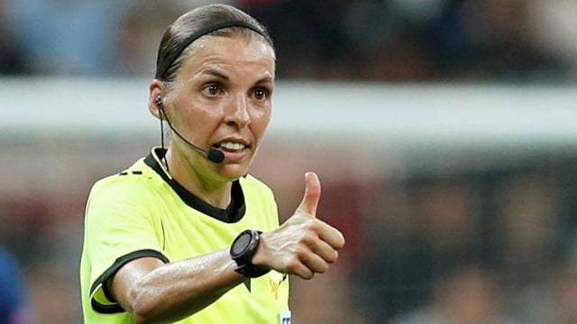 Wasit Stephanie Frappart pada pertandingan Piala Super Eropa  di Vodafone Arena, Istanbul, Turki. Foto: REUTERS/Murad Sezer