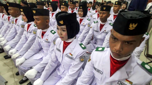 Anggota Pasukan Pengibar Bendera Pusaka (Paskibraka) siap untuk dikukuhkan pada Upacara Pengukuhan di Lhokseumawe, Aceh, Rabu (14/8). Foto: ANTARA FOTO/Rahmad
