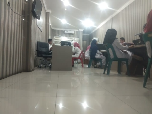 Tujuh orang yang diamankan dalam OTT di Puskesmas Parlayuan, Labuhan Batu menjalani pemeriksaan di ruang Reskrim Polres Labuhan Batu, Selasa (13/8/2019). SumutNews.com 