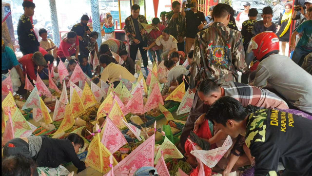 Warga Tionghoa mengikuti sembahyang rebut di Wihara Paticca Samupada Pontianak. Foto: Teri/Hi!Pontianak