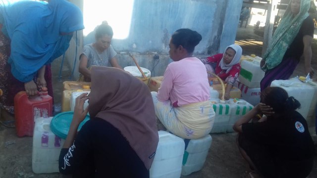 Warga Kampung Mberata, Desa Macang Tanggar sedang mengantri untuk mendapatkan air bersih. Foto oleh: florespedia/kumparan.com